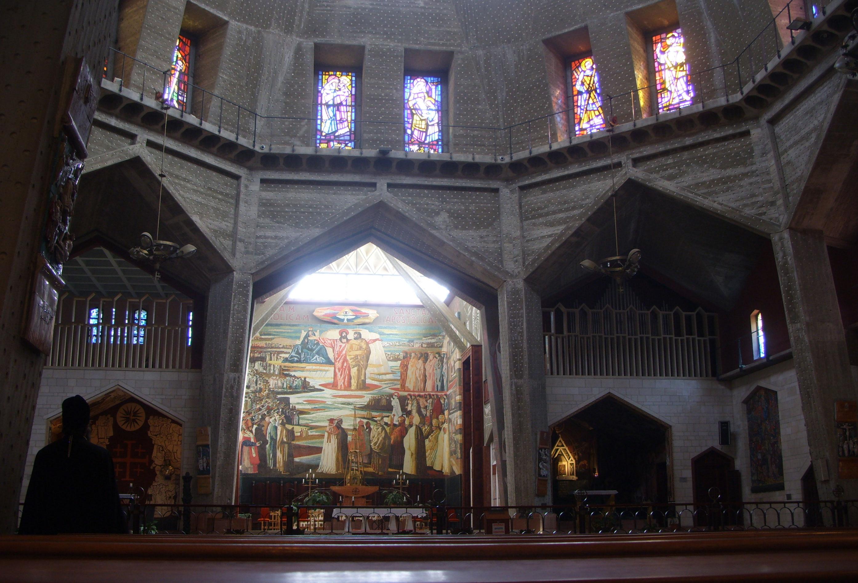 Верхняя часть собора служит приходом Римско-Католической церкви.