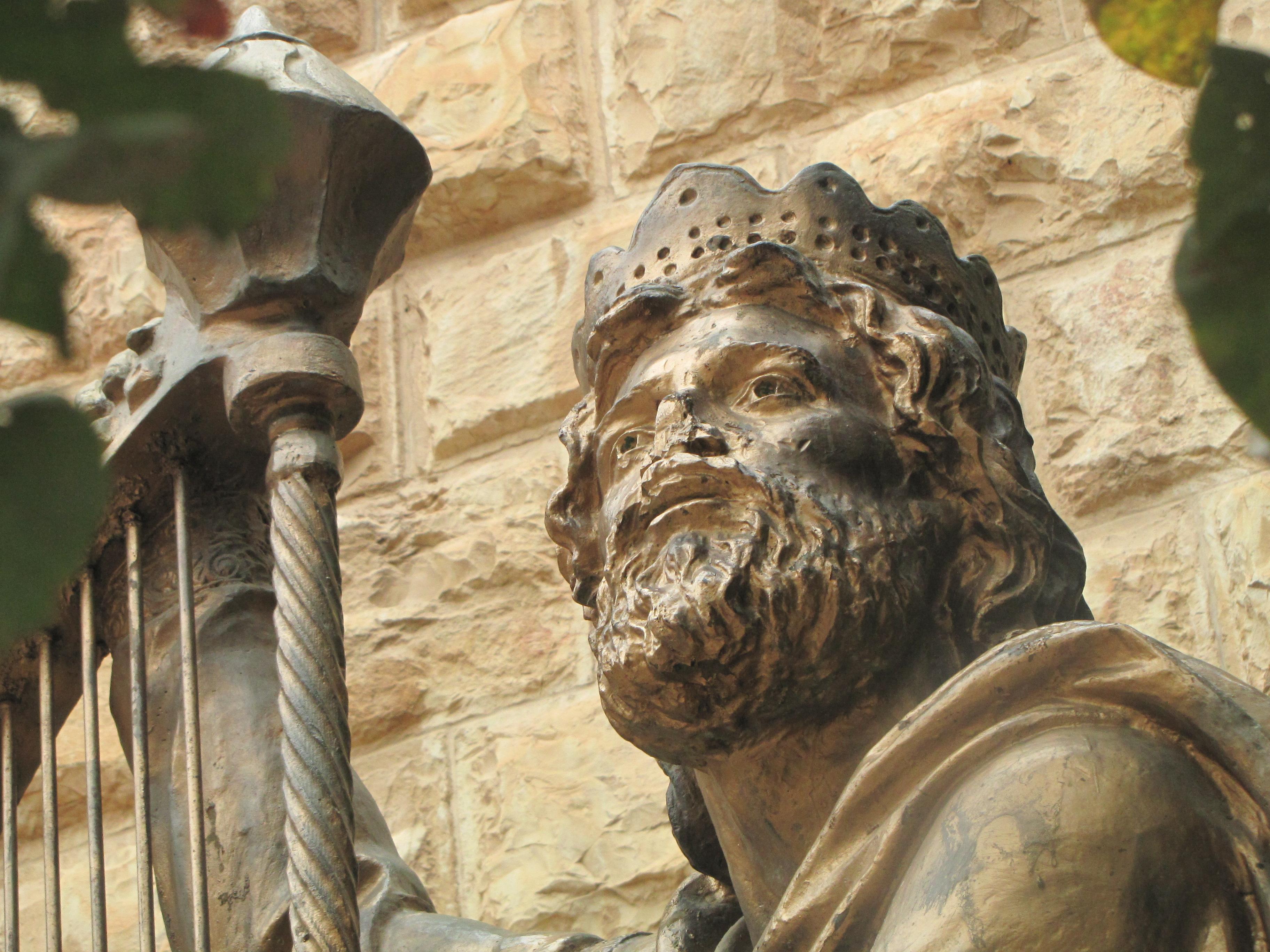 Оскверненный памятник царю Давиду.