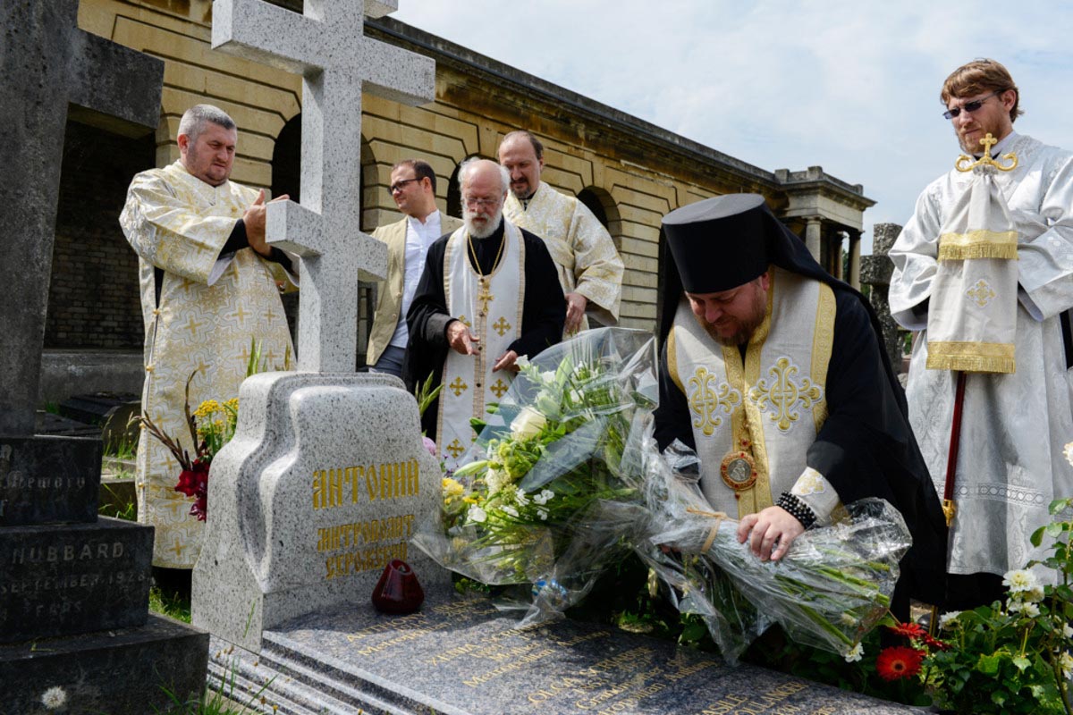 Владыка возлагает цветы на могилу митрополита Антония
