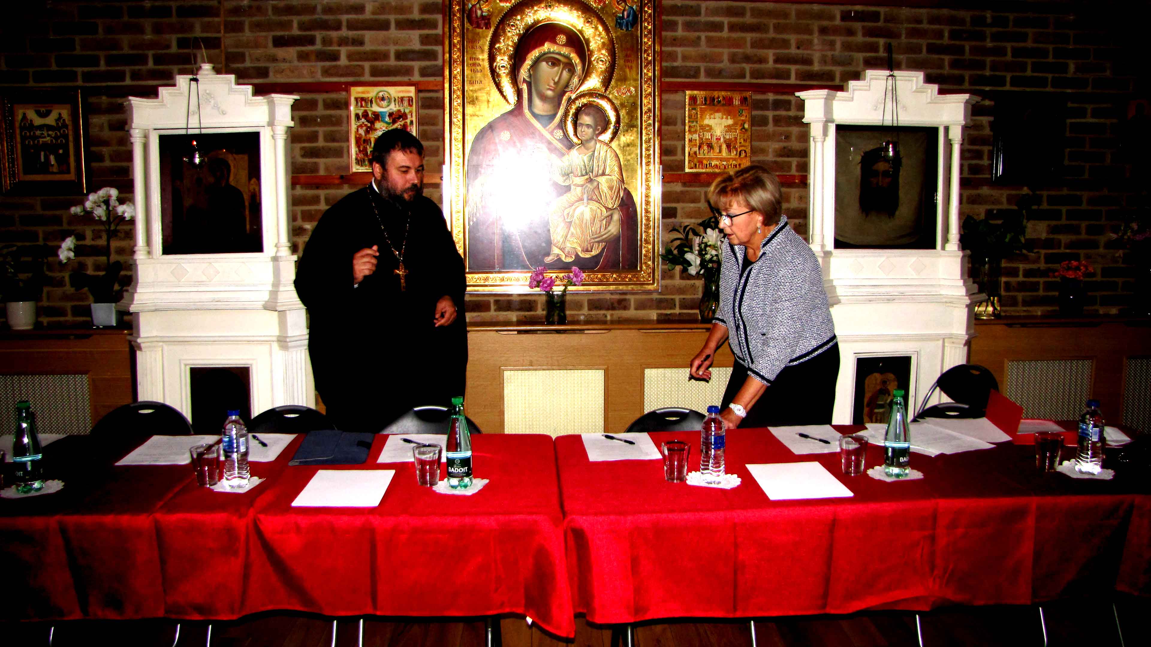 О. Димитрий и Татьяна готовят стол заседаний